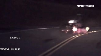 騎士逆向超車慘摔　還擊落對向駕駛