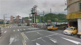 基隆箱型車突失控暴衝撞到翻車　路人、騎士受波及5人掛彩
圖／翻攝自Google地圖