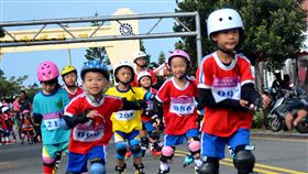 澎湖直排輪公路賽　大小選手馳騁競速（3）澎湖主委盃直排輪暨滑步車公路賽11日在馬公市觀音亭旁的西瀛勝境附近路段舉行，比賽區分有幼兒、國小低、中、高年級、國中和社會等男女6組，共有300多人參加。小朋友全副裝備、頭戴護盔參與直排輪比賽。中央社  107年11月11日