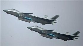 共軍殲20匿蹤戰機今（11）日上午在珠海航展進行4架編隊飛行表演時，首度開啟隱藏彈倉，展示其掛彈武力。（圖／翻攝自看航空微博）