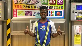 台灣人好熱情　中油外籍工讀生：想留台灣來自馬拉威的阿岫說，最喜歡台灣人的友善與熱情，他也發現，台灣人常把謝謝、不好意思掛在嘴邊；他說，畢業之後希望有機會留在台灣發展。中央社記者蔡芃敏台北攝　107年11月11日