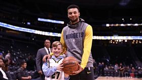紀念球被厄文甩上看台　球迷主動歸還
NBA,丹佛金塊,Jamal Murray,紀念球,Kyrie Irving
翻攝自推特