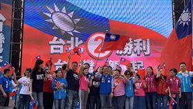 國民黨凱道造勢　丁守中登台國民黨台北市長候選人丁守中（前右8）11日下午在總統府前凱道舉辦大型造勢活動，現場聚集大批支持者，丁守中約3時許現身會場，登台向熱情群眾致意。中央社記者張新偉攝　107年11月11日