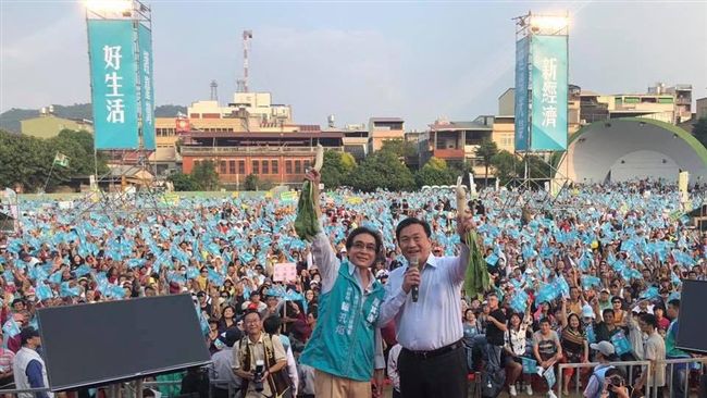 陳其邁旗山場　他拿蘿蔔上台全場嗨爆