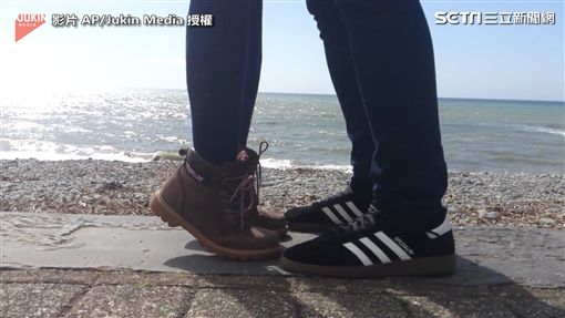 ▲疑似情侶要接吻時,女生輕輕踮起腳尖。(圖/翻攝自AP/Jukin Media)