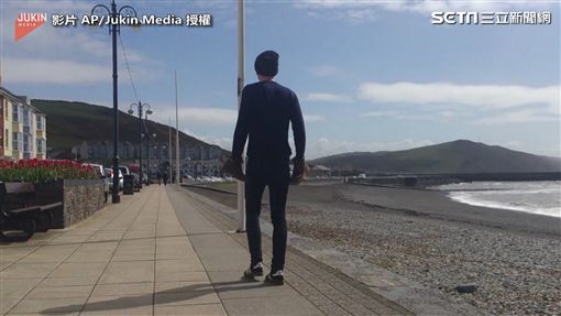 ▲落寞的背影,在光棍節顯得更淒涼。(圖/翻攝自AP/Jukin Media)