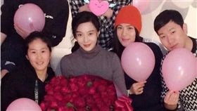 傳該組照為范冰冰9月慶生時與工作人員或粉絲合照。（圖／翻攝自叮叮噹是隻猫微博）