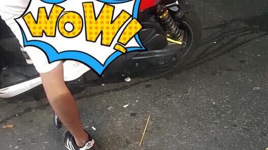 妹子亂丟竹籤被撞見！網暴動：腿好美