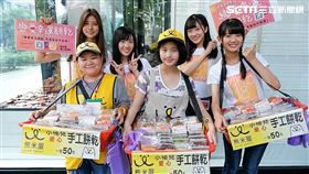 阿部瑪利亞、邱品涵、冼迪琦、林于馨一起為公益街頭義賣餅乾。（圖／好言娛樂提供） 