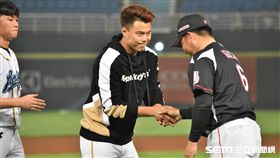 藍寅倫賽後與羅德監督井口資仁握手致意。（圖／記者王怡翔攝影）