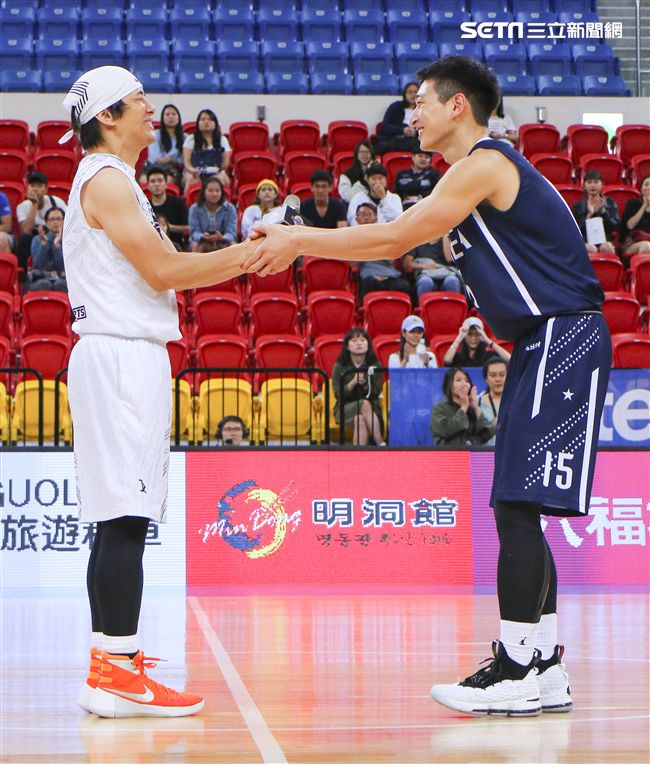 台韓明星公益籃球賽台灣明星隊長張洛君與韓國明星隊長鄭珍雲握手致意。（記者林士傑/攝影）