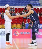 台韓明星公益籃球賽台灣明星隊長張洛君與韓國明星隊長鄭珍雲握手致意。（記者林士傑/攝影）