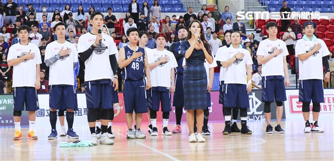 台韓明星公益籃球賽韓國明星隊唱韓國國歌。（記者林士傑/攝影）