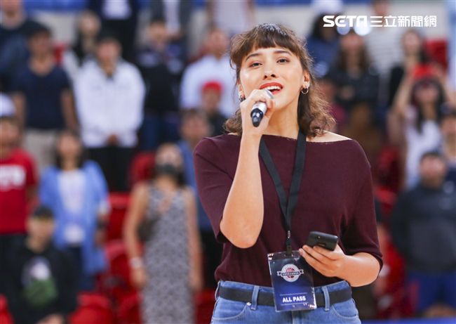 台韓明星公益籃球賽馬里愛樂團Tara獻唱台灣國歌。（記者林士傑/攝影）