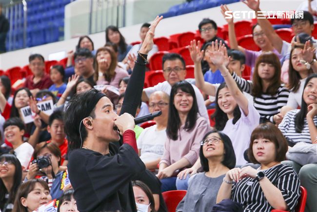 台韓明星公益籃球賽台灣明星隊陳彥允同時是表演嘉賓。（記者林士傑/攝影）