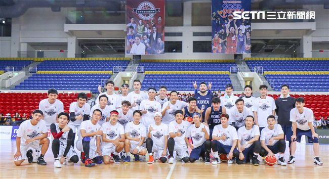 台韓明星公益籃球賽雙方隊員合照。（記者林士傑/攝影）