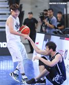 台韓明星公益籃球賽台灣明星隊李易。（記者林士傑/攝影）