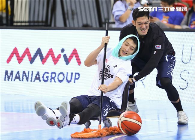 台韓明星公益籃球賽韓國明星隊隊長鄭珍雲與朴宰民。（記者林士傑/攝影）