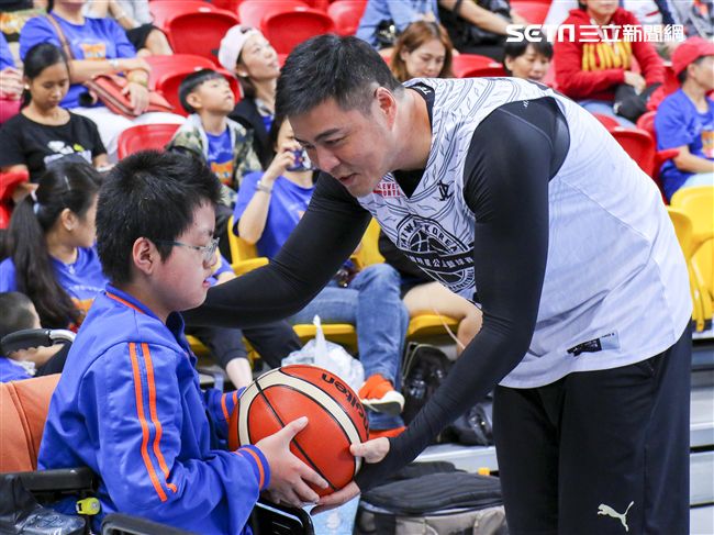 台韓明星公益籃球賽台灣明星隊劉至翰與社團法人台灣歡呼兒協會兒童。（記者林士傑/攝影）