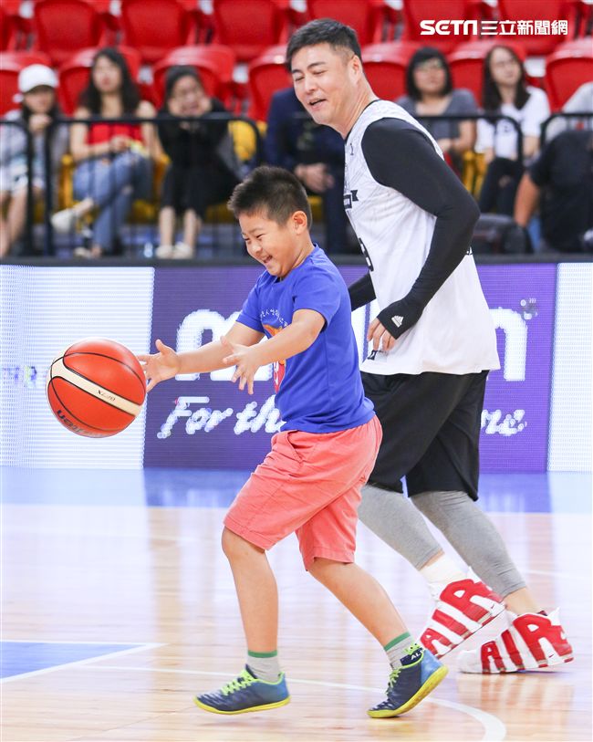 台韓明星公益籃球賽台灣明星隊劉至翰與社團法人台灣歡呼兒協會兒童。（記者林士傑/攝影）