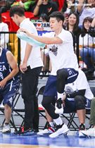 台韓明星公益籃球賽韓國明星隊隊長鄭珍雲大跳騎馬舞。（記者林士傑/攝影）