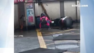 女騎士橫倒機車「開箱洗」　網友驚呆