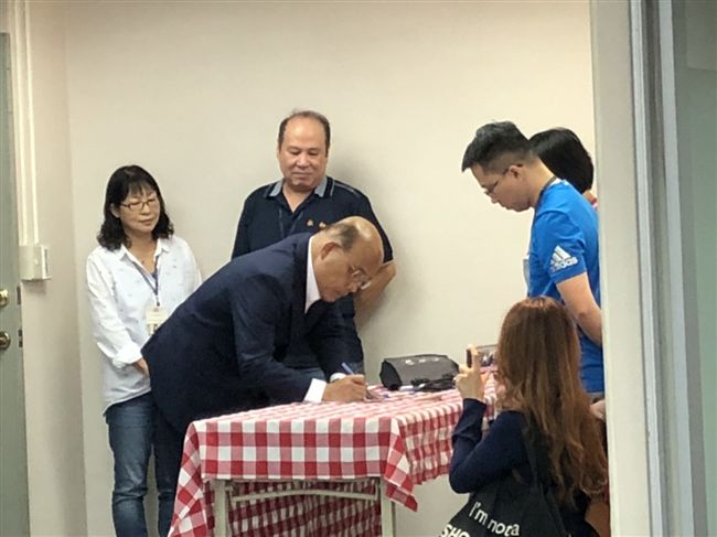 新北辯論／蘇貞昌率先入場簽到！