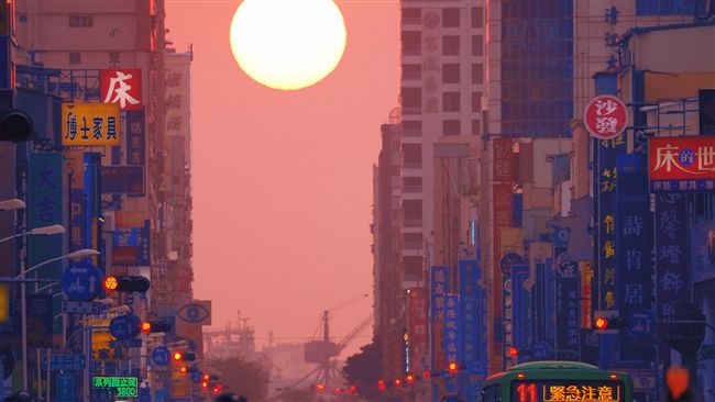 高雄版曼哈頓懸日　民眾朝聖擠爆馬路