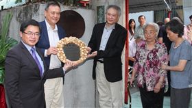 台南市李昇故居掛牌　李安出席（1）台南市政府11日下午舉辦歷史名人、前台南一中校長李昇故居掛牌儀式，李昇的兒子導演李安（左3）、李崗（左2）出席。中央社記者楊思瑞攝　107年11月11日