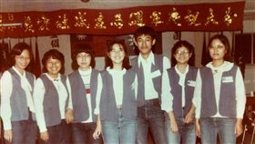 16歲加入花蓮家扶義工　助人近40年樂在其中花蓮家扶中心11日舉辦「希望列車、夢想啟動」園遊會，創立於1980年的花蓮家扶展愛社義工團體也參與擺攤，其中第一屆義工陳黛羚（中）當時年僅16歲，後來加入家扶擔任社工，持續奉獻愛心助弱勢家庭。（花蓮家扶提供）中央社記者李先鳳傳真　107年11月11日