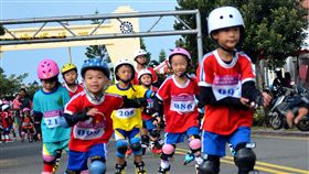 澎湖直排輪公路賽　大小選手馳騁競速（3）澎湖主委盃直排輪暨滑步車公路賽11日在馬公市觀音亭旁的西瀛勝境附近路段舉行，比賽區分有幼兒、國小低、中、高年級、國中和社會等男女6組，共有300多人參加。小朋友全副裝備、頭戴護盔參與直排輪比賽。中央社  107年11月11日