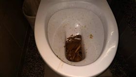 日前有網友在《爆料公社》PO文表示，有群年輕人一口氣訂了9間房間，沒想到他們竟整夜吵鬧喧嘩，不僅影響到其他房客，甚至在工作人員勸導之後，音量不減反增。隔日退房時，房內被搞得一片凌亂，連馬桶也被食物堵得沖不下去，噁心至極！（圖／翻攝自爆料公社）