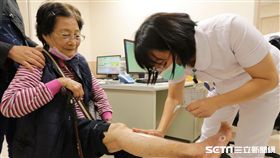 醫師鄭旭棠說，老人性皮膚搔癢症是秋冬季老人常見的皮膚病。（圖／亞洲大學附屬醫院提供）