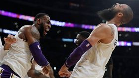 老拳王致勝火鍋　湖人險勝老鷹三連勝
NBA,洛杉磯湖人,LeBron James,Tyson Chandler,林書豪
翻攝自推特