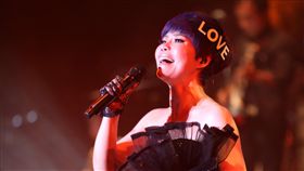 詹雅雯宣布10月台中開唱（3）金曲台語歌后詹雅雯10月將在台中舉辦「一見中情」演唱會，透露可能會抽選「有緣」的觀眾席位置，直接和台下粉絲比鄰而坐，打破歌手和觀眾的距離。（台中廣播提供）中央社記者江佩凌傳真　107年8月19日