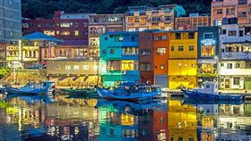 基隆正濱碼頭攝影賽　彩色屋水中倒影獲金獎基隆市政府舉辦「正濱漁港彩繪懷舊碼頭」攝影比賽，金牌獎作品「燈光輝璧」，從346件參賽作中脫穎而出，畫面中，正濱彩色屋與水中倒影清澈如鏡，不僅色彩鮮明且主題突出，獲全體評審青睞。（基隆市政府提供）中央社記者王朝鈺傳真　107年11月10日