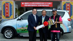 杜元坤捐贈望安鄉花嶼村健康照顧行動車（1）義大醫院院長杜元坤（左）10日以個人名義捐贈一部健康照顧服務行動車給澎湖最偏遠的3級離島花嶼村，在澎湖縣長陳光復（中）見證下，由望安鄉長許賢德（右）代表接受。中央社　107年11月10日