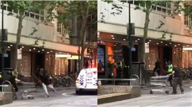 街友推車大戰恐怖分子　網友感動封他「推車俠」　圖／翻攝自推特