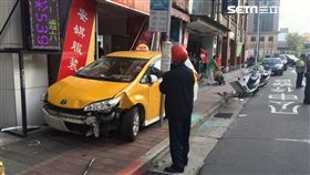 台北市,康定路,計程車,命危,人行道