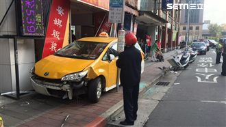 快訊／小黃駕駛突休克衝人行道撞2人