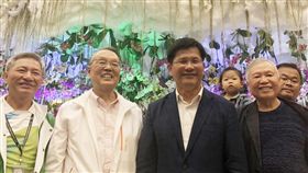 林佳龍陪施振榮參觀台中花博宏碁集團創辦人施振榮（左2）10日在台中市長林佳龍（前右2）、副市長張光瑤（左）等陪同下走訪欣賞花博「花舞館」等景點。中央社記者趙麗妍攝　107年11月10日