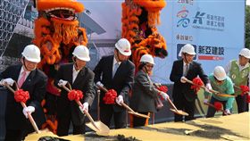 高捷岡山路竹延伸線動土高雄捷運岡山路竹延伸線11日動土，由總統府秘書長陳菊（左4）主持動土儀式，預計民國110年完工，不僅便利生活也能吸引觀光及發展經濟。中央社記者王淑芬攝　107年11月11日