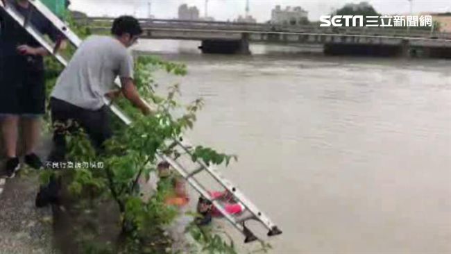 光棍節跳河後悔了…單身男游回卡欄杆