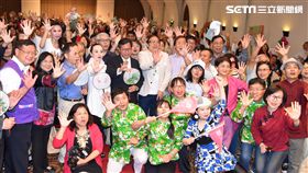 鄭文燦藝文後援會成立（1）爭取連任的桃園市長鄭文燦（二排左5）藝文界聯誼後援會11日成立，500多名藝術家及藝文愛好人士到場參與。中央社記者吳睿騏桃園攝　107年11月11日