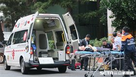 外交部攝影身體適送醫，總統府。（圖／記者盧素梅攝）