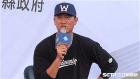 台灣之光王建民前進彰化藝中指導選手。（圖／記者王怡翔攝影）