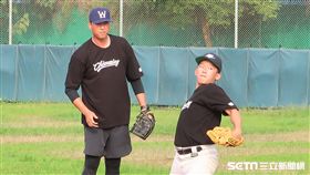 王建民指導選手。（圖／記者王怡翔攝影）