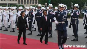 總統蔡英文12日下午在總統府前廣場，以軍禮迎接我太平洋友邦帛琉共和國總統雷蒙傑索。（圖／記者盧素梅攝）