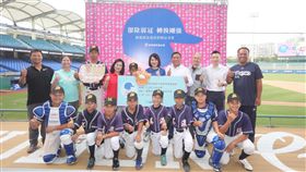 富邦藝術基金會執行長翁美慧(右五)、徐生明棒球發展協會理事長謝榮瑤(左四)、富邦育樂總經理蔡承儒(右二)與藝術家及徐生明棒球發展協會支持之美濃國中及美濃國小棒球隊合影。（圖／富邦藝術基金會提供）