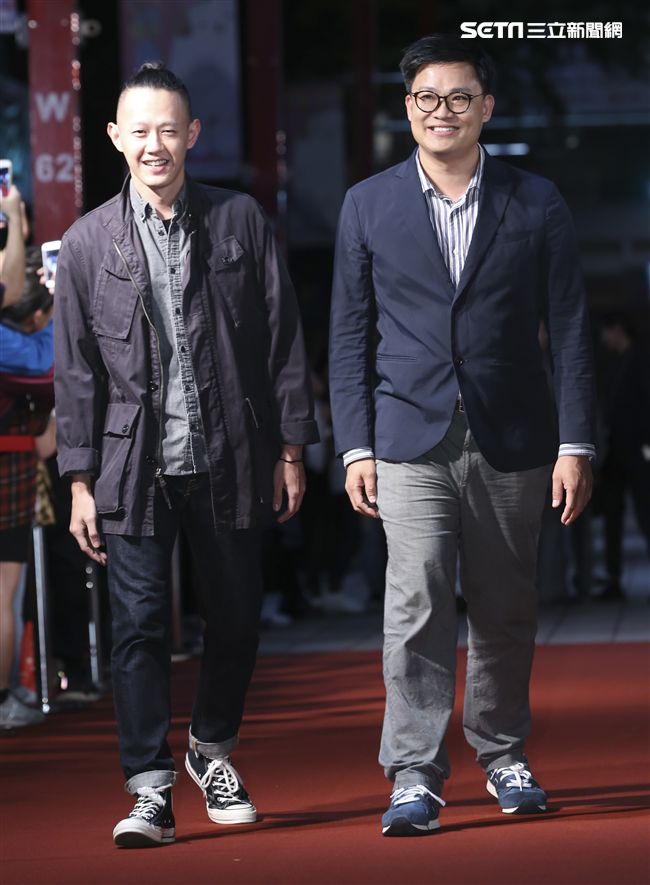 「人面魚紅衣小女孩外傳」電影導演莊絢維、監製曾瀚賢一同步入紅毯。（記者林士傑/攝影）